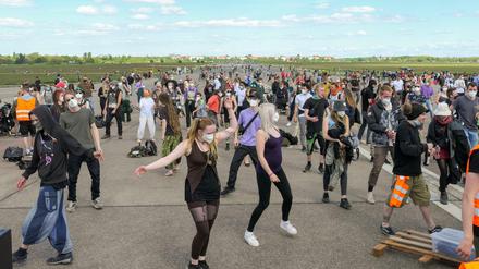 Mit Abstand und Maske: Bei einer angemeldeten Veranstaltung auf dem Tempelhofer Feld war Tanzen wieder möglich.
