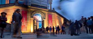 Schlangestehen vor der Alten Nationalgalerie bei der 33. Langen Nacht der Museen.