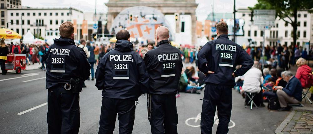 Polizeibeamte stehen am Brandenburger Tor in Berlin.
