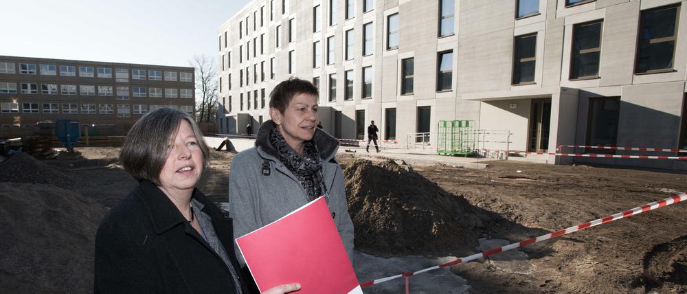 Katrin Lompscher (Die Linke), Senatorin für Stadtentwicklung und Wohnen, besucht entstehende modulare Unterkünfte für Flüchtlinge.