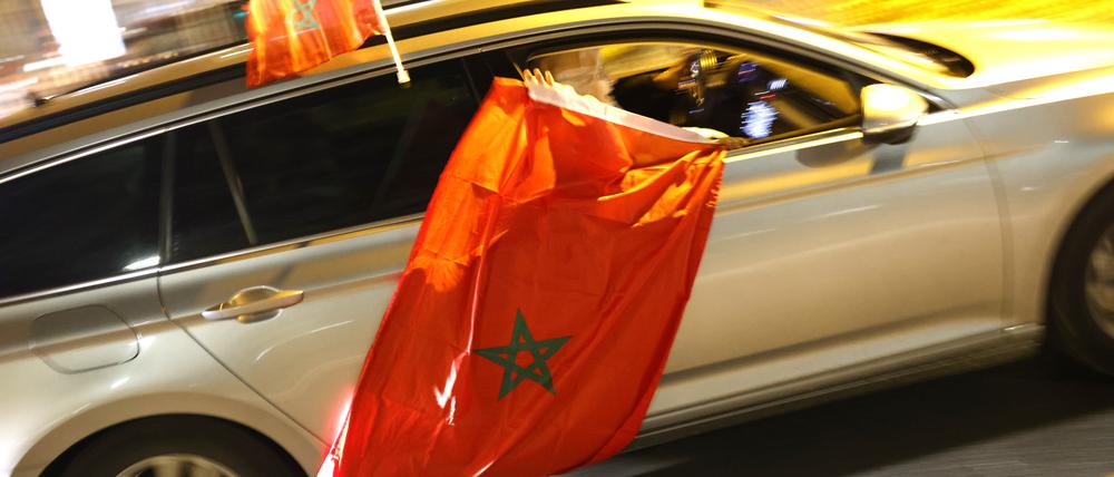 Marokkanische Fans feiern in der Innenstadt den Sieg ihrer Mannschaft bei der Fußball-Weltmeisterschaft in Katar über Portugal. Außenseiter Marokko hat als erste afrikanische Mannschaft das Halbfinale bei einer Fußball-Weltmeisterschaft erreicht. +++ dpa-Bildfunk +++