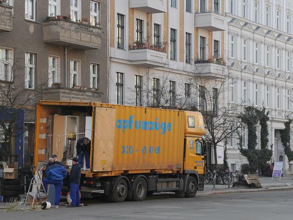 Ein Umzugswagen steht in der Oderberger Straße im Berliner Stadtteil Prenzlauer Berg
