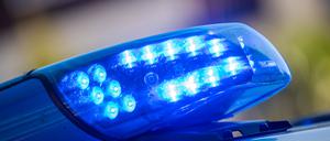 Ein Blaulicht ist auf dem Dach eines Polizeifahrzeugs zu sehen. 