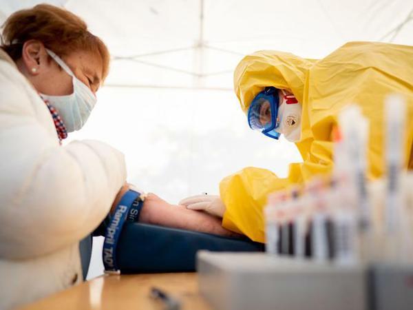 Eine Medizinstudentin in einem Berliner Testzelt entnimmt Blut. So sollen Antikörper gegen das Coronavirus nachgewiesen werden.