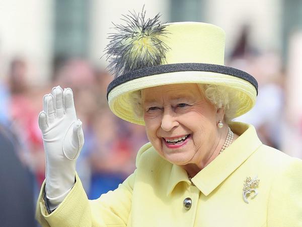 Ein Lächeln für Berlin: Die Queen winkt Goodybe.