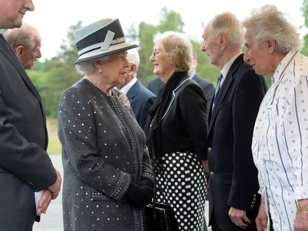Queen Elizabeth II. and Prinz Philip, im Gespräch mit den Zeitzeugen (v.l.n.r.) Doreen Levy, Captain Eric Brown und Anita Lasker-Wallfisch während ihres Besuchs der Gedenkstätte Berhen-Belsen.