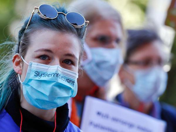 Beschäftigte aus Kliniken demonstrieren in Berlin für ein andere Krankenhausfinanzierung.