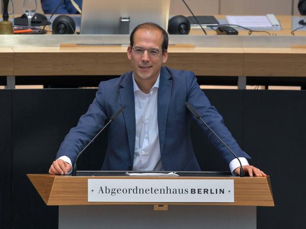 Der Grünen-Innenexperte Benedikt Lux im Abgeordnetenhaus.