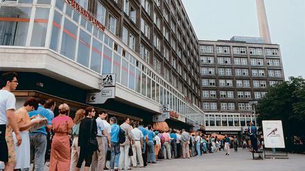Vor der Sparkassenzweigstelle am Alexanderhaus harrten die DDR-Bürger am in der Warteschlange aus.