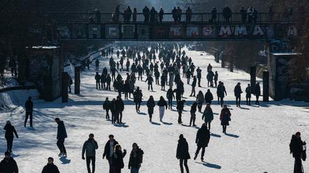 Gedränge auf dem zugefrorenen Landwehrkanal in Berlin-Kreuzberg: Die Polizei schritt ein.