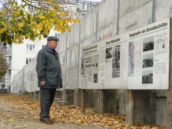Eine Gedenktafel erinnert auf dem Invalidenfriedhof an das erste erschossene Maueropfer Günter Litfin.