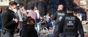 Die Berliner Polizei war am Sonntag an mehreren Orten im Einsatz, ermahnte und löste Menschenansammlungen auf.