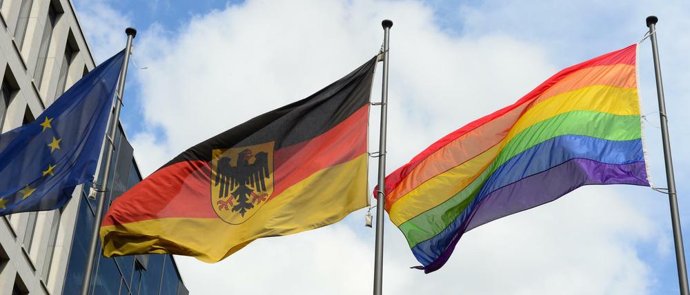 Die Senatsverwaltung für Inneres teilte am Dienstag mit, die Beflaggungsverordnung für das Land Berlin zu ändern.