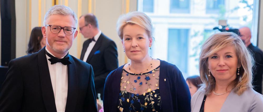 In Berlin immer irgendwie Gastgeberin: die Regierende Bürgermeisterin Franziska Giffey zwischen Botschafter Andrij Melnyk und dessen Frau Svitlana.