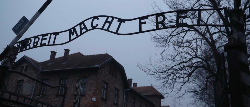 "Arbeit macht frei" steht am Eingang des KZ Auschwitz. Das Lager wurde am 27. Januar 1945 befreit.