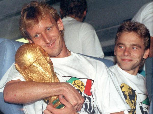 Andreas Brehme nach dem Gewinn des WM-Pokals 1990.