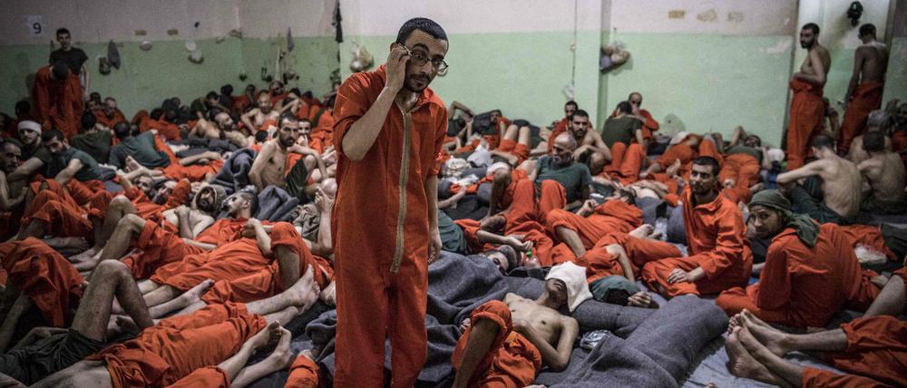 Aus aller Welt. Ein Blick in eine Gefängniszelle im Nordosten Syriens mit Männern, die verdächtigt werden, für den IS gekämpft zuhaben.