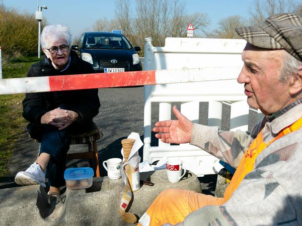 89-year-old North-Fresian Karsten Tüchsen Hansen meets Inga Rasmussen, his 85-year-old girlfriend from Denmark, every day at the now-closed border.