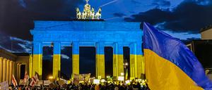 Vor dem angestrahlten Brandenburger Tor fand anlässlich der Kriegserklärung eine Demonstration statt.