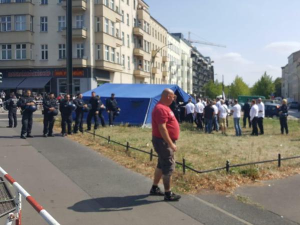 Die Polizei ist vorbereitet: In einem Zelt werden die Demonstranten auf Pfefferspray und Waffen untersucht. 