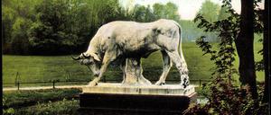 Gruß aus Berlin. Eine Postkarte mit der Stier-Skulptur 