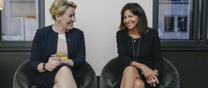 Die Pariser Bürgermeisterin Anne Hidalgo (r.) besucht anlässlich des 35-jährigen Bestehens der Städtepartnerschaft mit Berlin ihre Amtskollegin in Berlin.