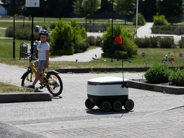 Vorbild für Berlin? In Estland sind Lieferroboter bereits auf den Gehwegen unterwegs.