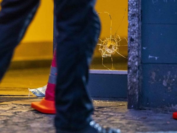 Einschussloch in einer Scheibe am Tatort. Morgens um kurz vor vier Uhr wurde die Polizei wegen Schüssen nach Kreuzberg gerufen.