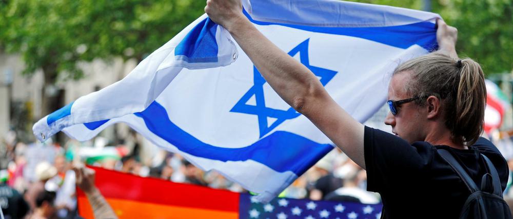 Proo-Israelische Gegendemonstranten stellen sich in Berlin dem Al-Quds-Marsch entgegen.