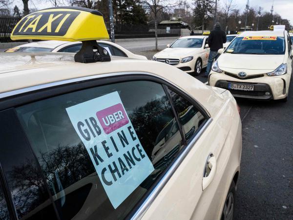 In Anlehnung an den 80-Jahre-Aufklärungsslogan "Gib Aids keine Chance" protestiert ein Taxifahrer in Berlin gegen die Konkurrenz von Uber.