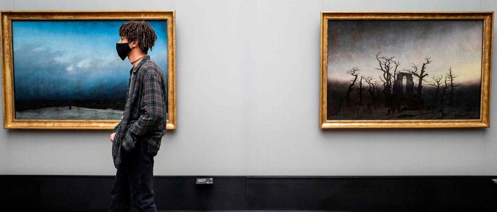 Zwei Gemälde von Caspar David Friedrich in der Alten Nationalgalerie.