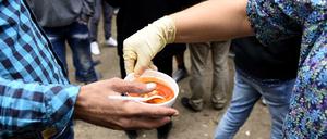 Ehrenamtliche Helfer am Lageso in Moabit bei der Essensausgabe für Flüchtlinge.