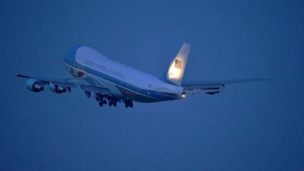 Im Himmel über Berlin. Die "Air Force One" hebt ab. Die Obamas verlassen Europa.