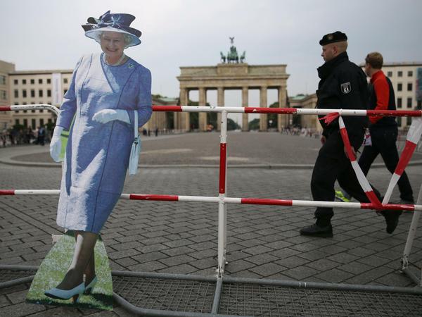 Ist sie etwa schon da? Nein, nur ein Pappaufsteller von Königin Elizabeth II. Macht sich aber schon ganz gut vor dem Brandenburger Tor.