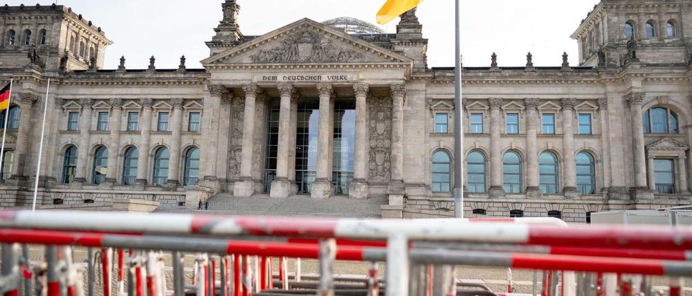 Absperrgitter vor dem Reichstagsgebäude.