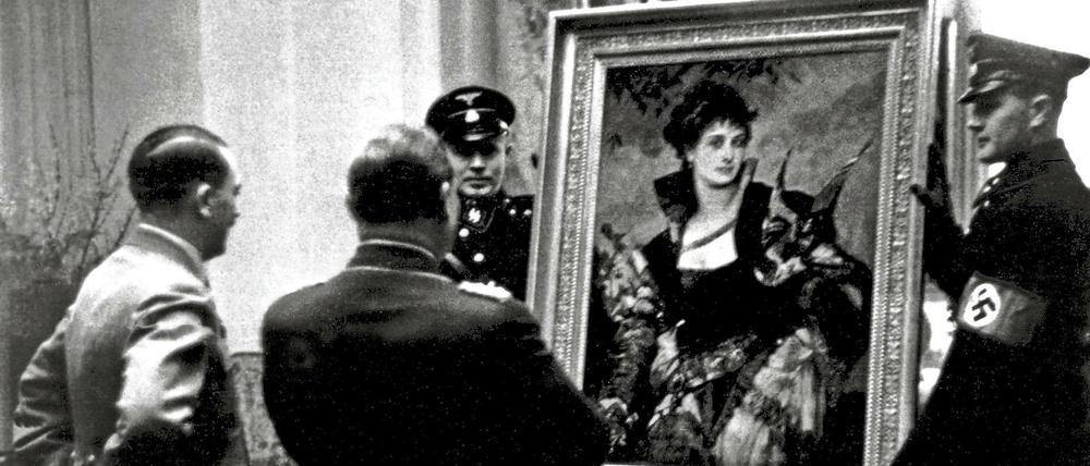 Besitzerwechsel. Adolf Hitler lässt Hermann Göring zu dessen Geburtstag 1938 das Gemälde „Die Falknerin“ von Hans Makart überreichen.