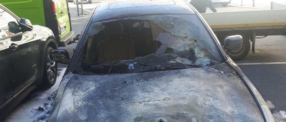 Der brennende Wagen des AfD-Schatzmeisters Frank-Christian Hansel wurde in der Nacht zu Montag von einem Passanten entdeckt.