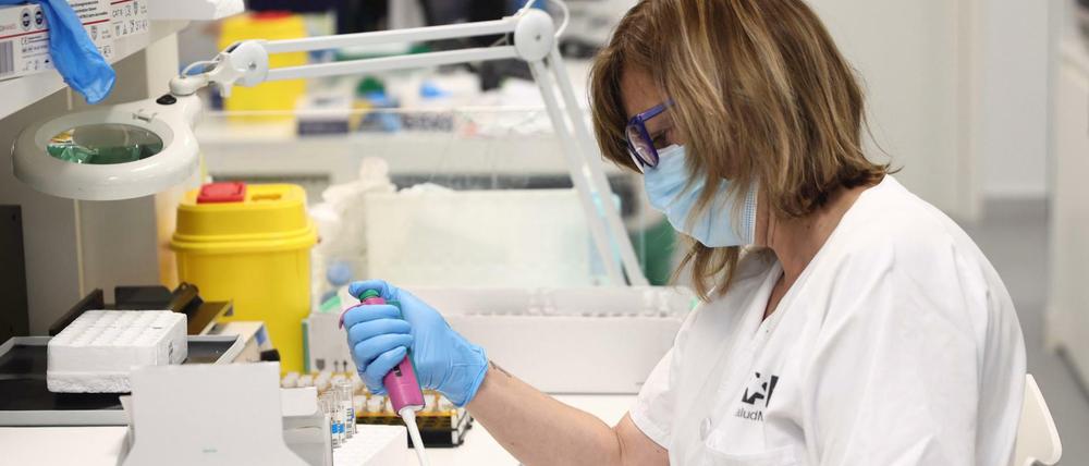 Eine Labortechnikerin arbeitet mit PCR-Tests im mikrobiologischen Labor eines öffentlichen Krankenhauses. 