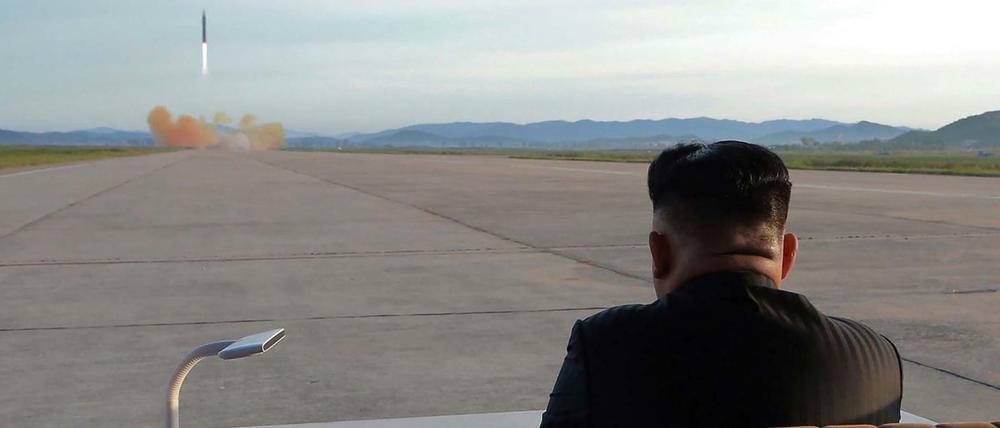 Der nordkoreanische Machthaber Kim Jong Un im Jahr 2017 beim Test einer ballistischen Mittel- und Langstreckenrakete. Das Foto wurde von der offiziellen staatlichen Nachrichtenagentur freigegeben. 
