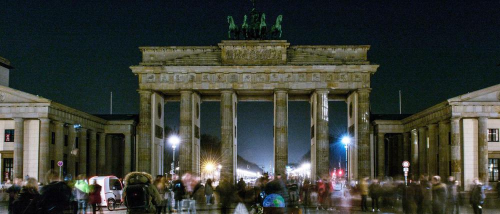 Strahler aus! Eine Stunde lang wurde es am Samstagabend dunkel rund ums Brandenburger Tor. 