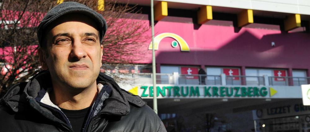 Der Aktivist Rouzbeh Taheri am Kottbusser Tor in Berlin. Er hat die Initiative "Deutsche Wohnen Co enteignen" gegründet.