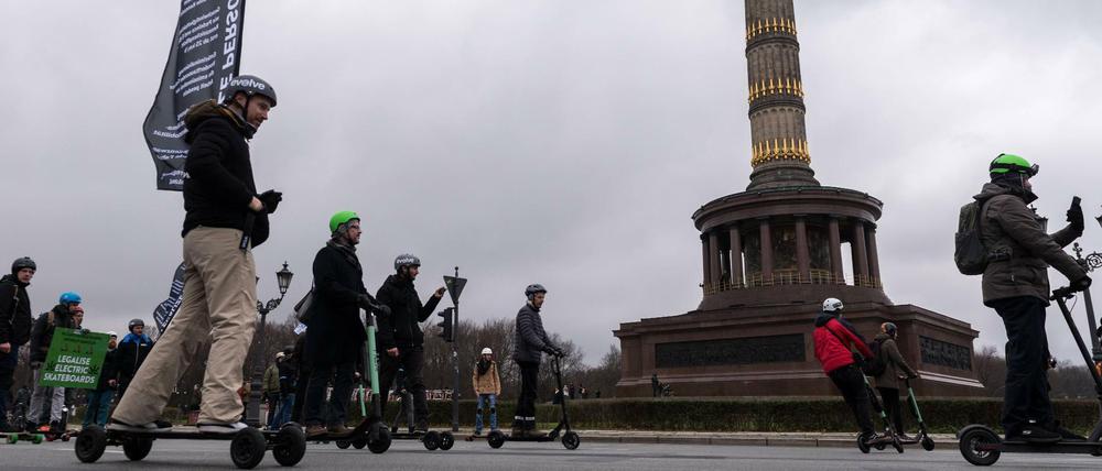Aktivisten fahren mit ihren Elektrokleinstfahrzeugen während einer Demonstration am 13.12.2018 um den Großen Stern in Berlin. 