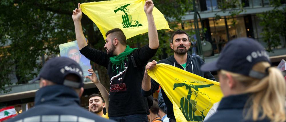 Viele Teilnehmer sind Anhänger der schiitischen Hisbollah, die von Teheran finanziert wird.
