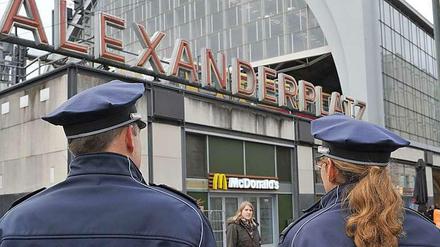 Einsatz für mehr Sicherheit. Die Polizei erhöht ihre Präsenz rund um den Alexanderplatz.