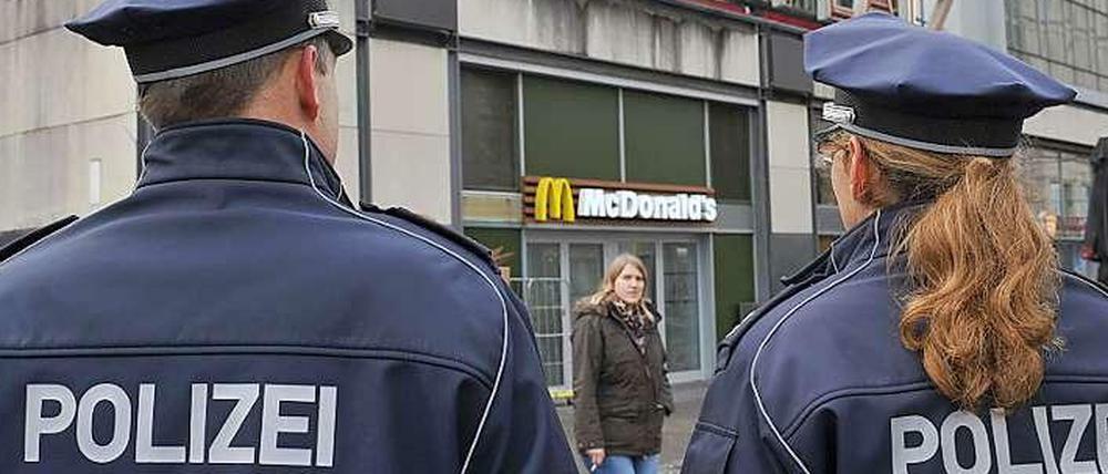 Einsatz für mehr Sicherheit. Die Polizei erhöht ihre Präsenz rund um den Alexanderplatz.
