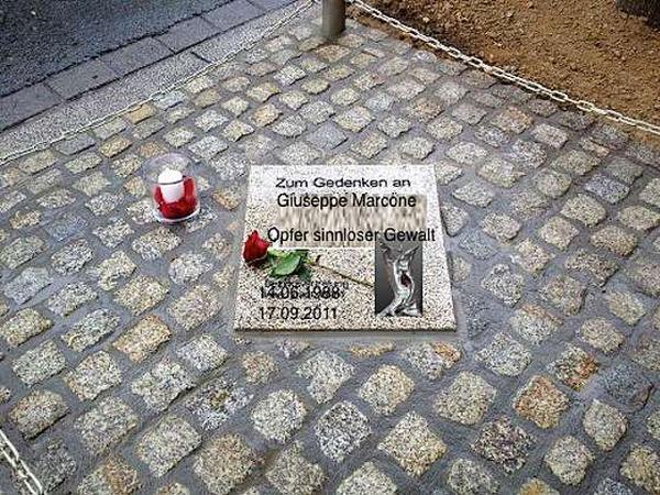 Unvergessen. Dieses Modellbild zeigt, wie Gedenktafeln für Gewaltopfer an verschiedenen Orten in Berlin aussehen könnten.
