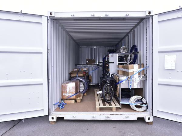 Sechs Container sind reisefertig.