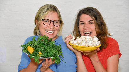 Aline Henkys (links) und Leonie Beckmann sind zwei Gründerinnen der Initiative Restlos Glücklich, einer Initiative gegen die Lebensmittelverschwendung.