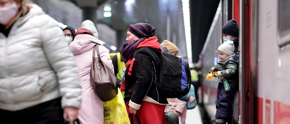 Geflüchtete aus der Ukraine steigen am Berliner Hauptbahnhof aus dem Zug.