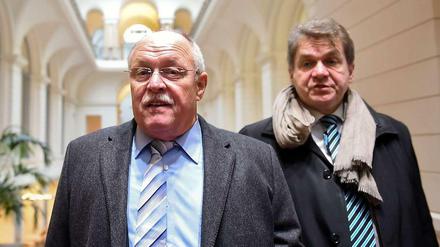 Ex-Technikchef Horst Amann erschien am Freitag in Begleitung seines Anwalts Stephan Eiden (r.) zum BER-Untersuchungsausschuss im Berliner Abgeordnetenhaus.